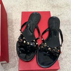 Valentino Rock Stud Women's flip flop sandal size 39 excellent condition